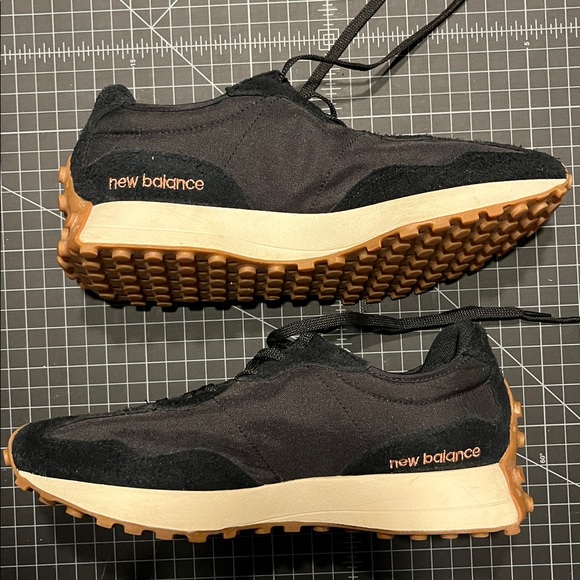 New Balance 327 women’s size 11 Black and White Athletic Shoes sneakers - Picture 3 of 6